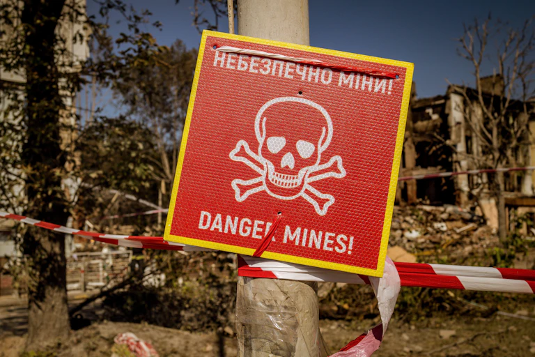 A skul and crossbones sign warns of mines.