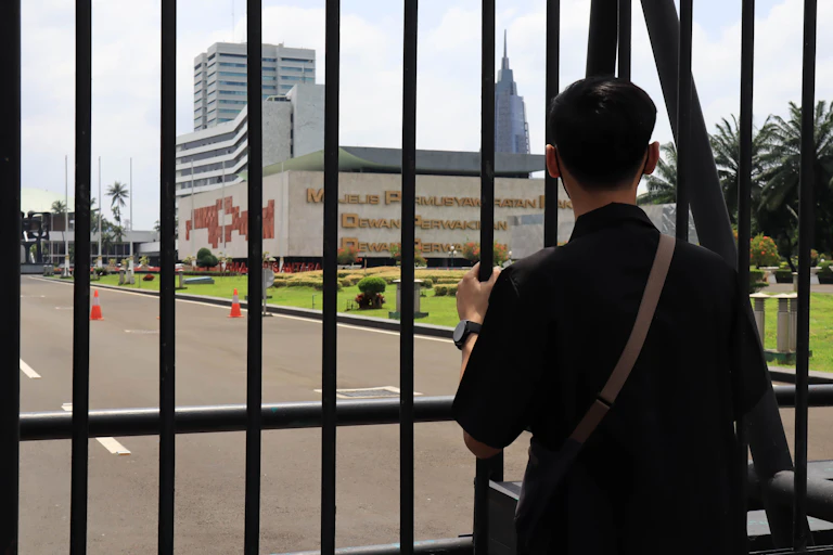 Rakyat protes tuntut pembubaran DPR akibat tingginya gaji anggota dewan yang tak masuk akal di tengah gejolak ekonomi. Tapi DPR justru melontarkan pernyataan yang menghina rakyat.