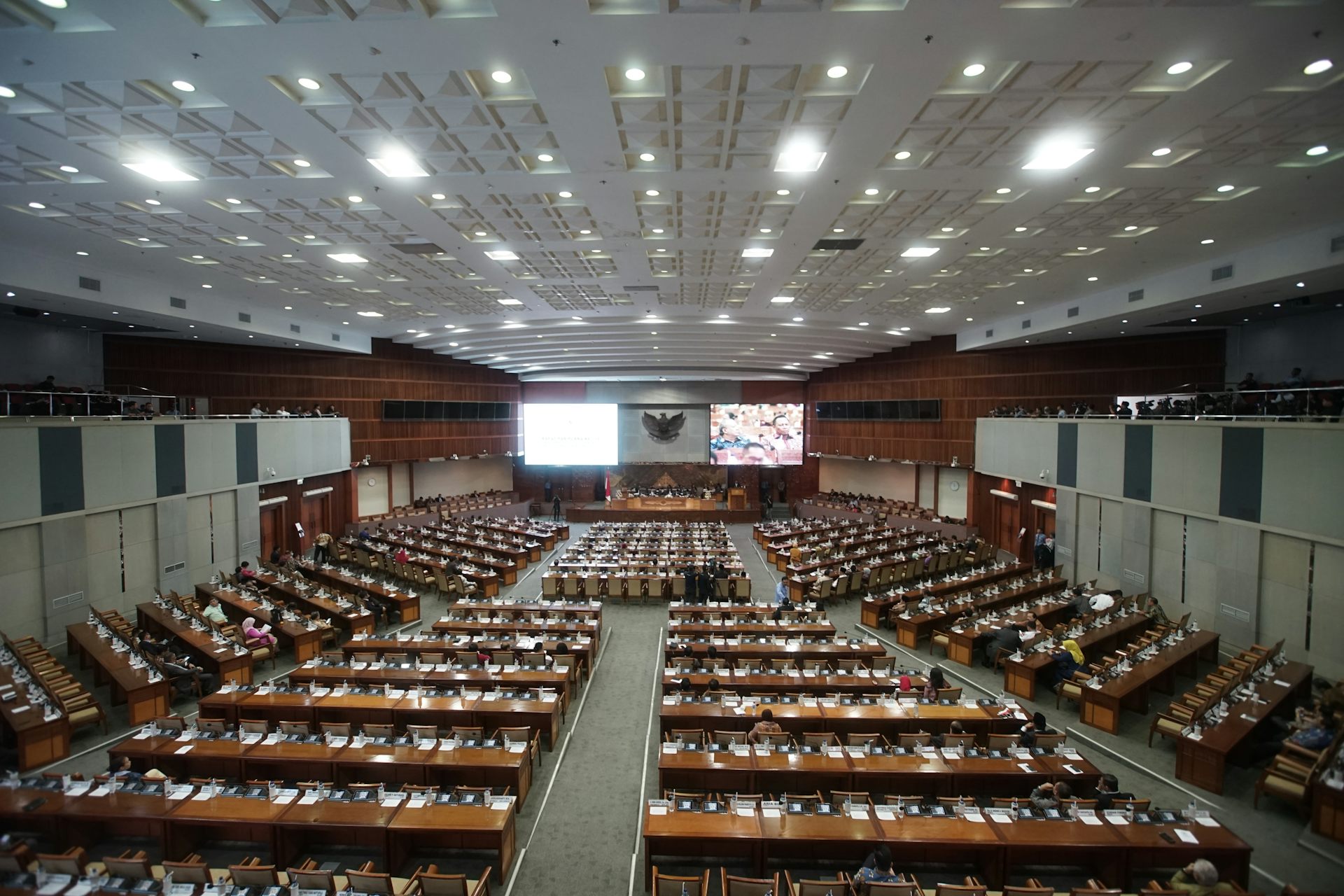 Publik mengkritik tingginya gaji dan tunjangan DPR di tengah penurunan daya beli dan PHK massal.