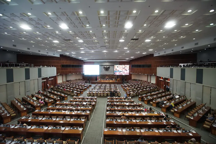 Publik mengkritik tingginya gaji dan tunjangan DPR di tengah penurunan daya beli dan PHK massal.