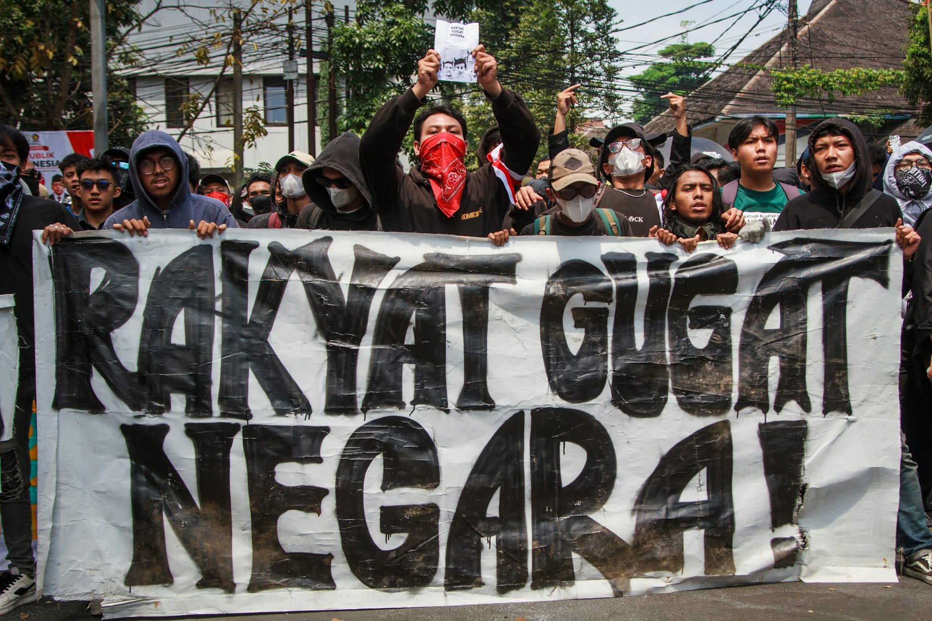 Publik berdemo mengkritik tingginya tunjangan gaji DPR, namun anggota dewan mementahkannya dengan menghina rakyat.