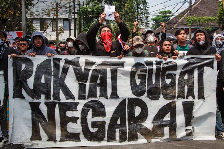 Publik berdemo mengkritik tingginya tunjangan gaji DPR, namun anggota dewan mementahkannya dengan menghina rakyat.