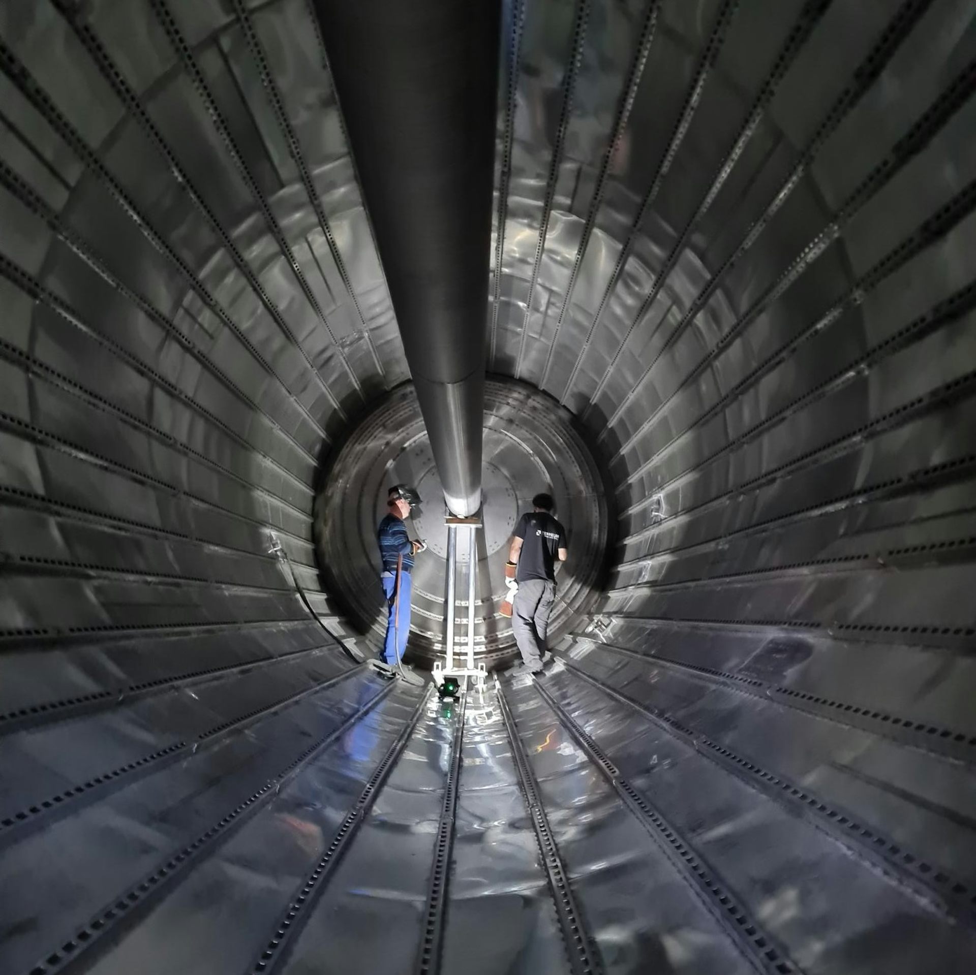 deux ingénieurs dans un réservoir de fusée