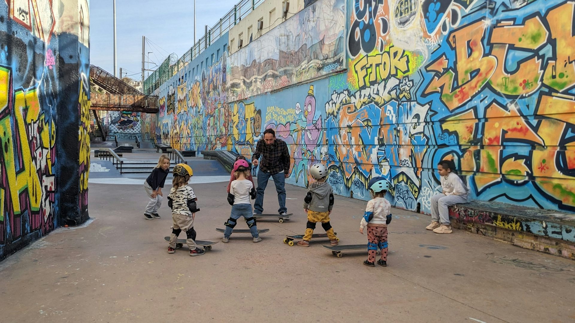Cours de skateboard pour enfants à la Friche par l'association BSM