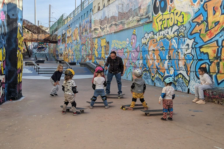 Cours de skateboard pour enfants à la Friche par l'association BSM