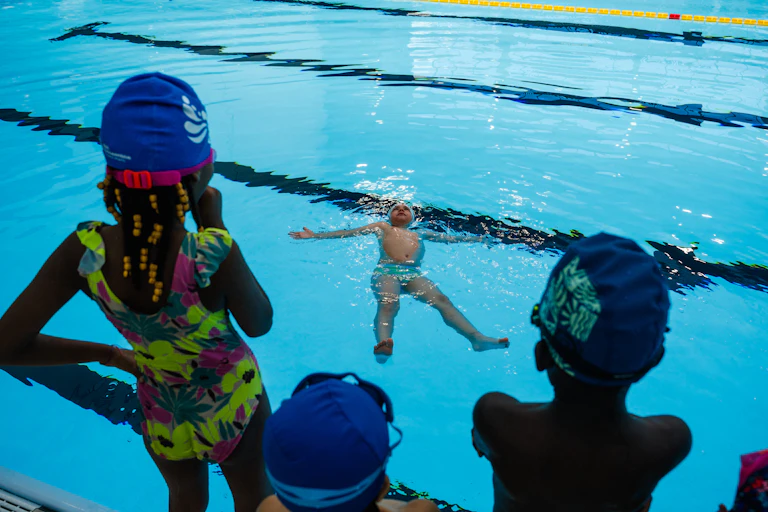 Des enfants participent à des cours gratuits de natation au stade Maurice Thorez à Montreuil, près de Paris (août 2025).
