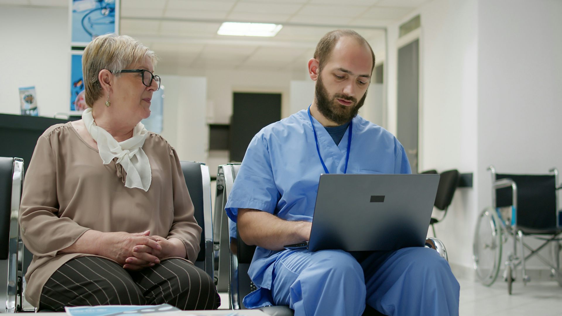 Une femme consulte un médecin