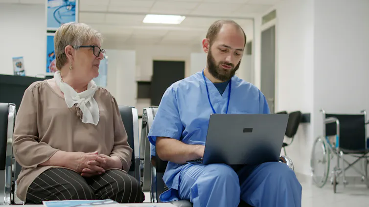 Une femme consulte un médecin