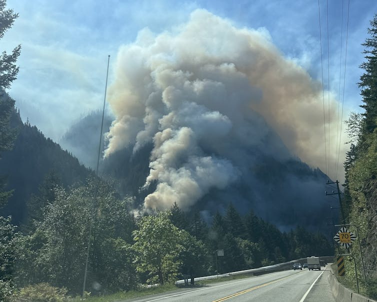 Una grava grande que un humo blanco que aparece desde la montaña
