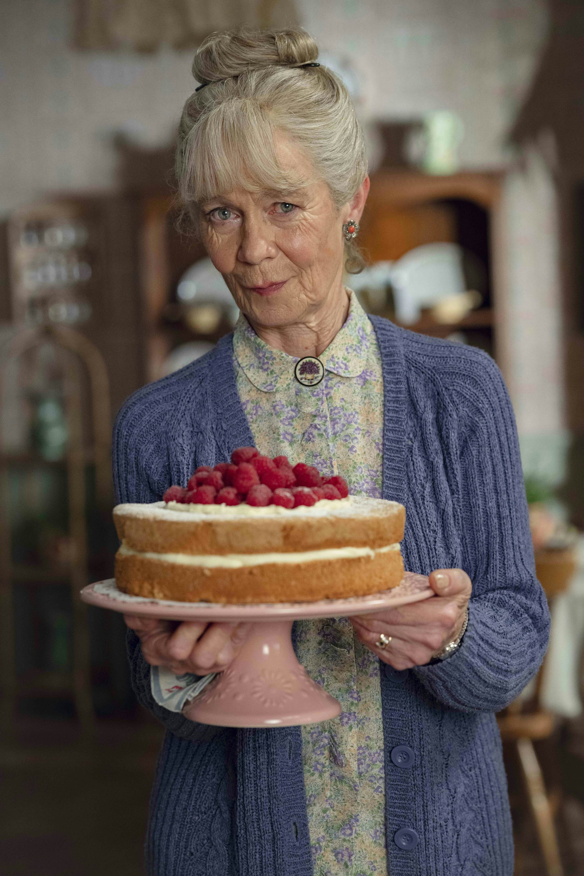 Ceclie Imrie with a Victoria sponge.