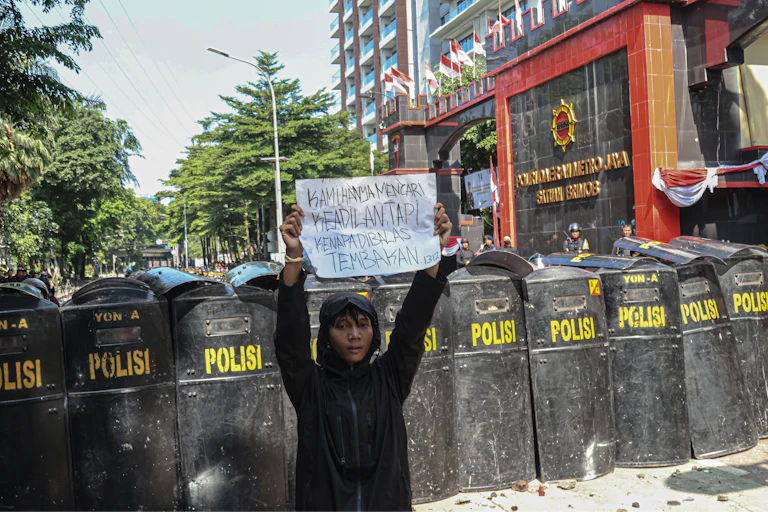 Ilustrasi demonstran di tengah kepungan polisi.