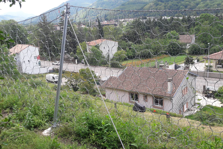 des filets métalliques devant des maisons