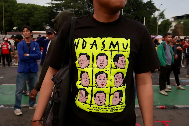 Prabowo sering menuduh antek asing terhadap rakyat yang melakukan aksi demo. Padahal penyebab protes skala besar adalah keresahan domestik masyarakat.