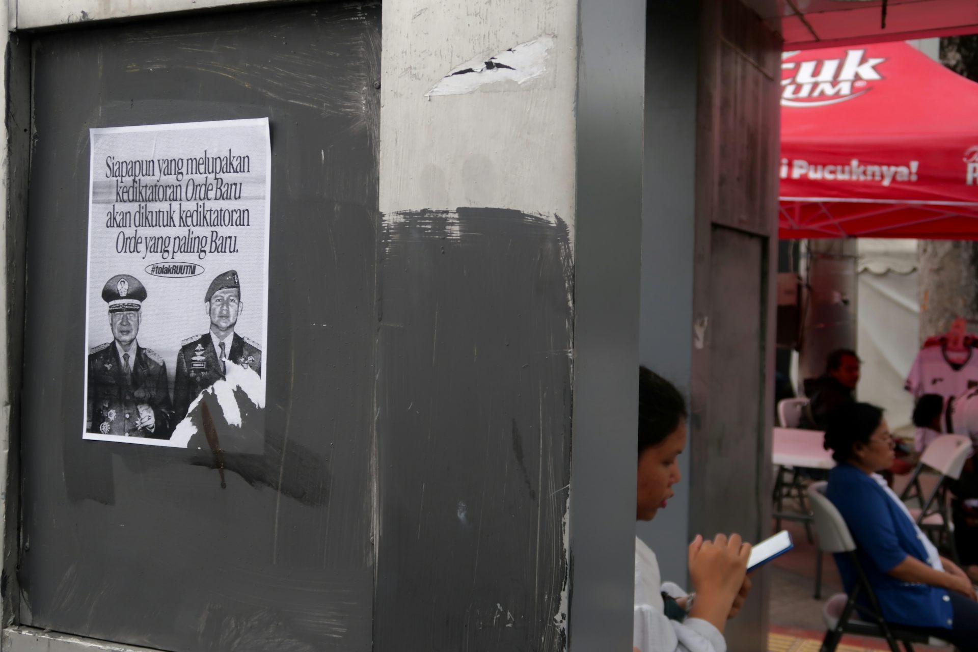 Prabowo menyebut pendemo dan LSM ditunggangi kepentingan asing. Tuduhan tersebut bertujuan mendelegitimasi kritik publik.