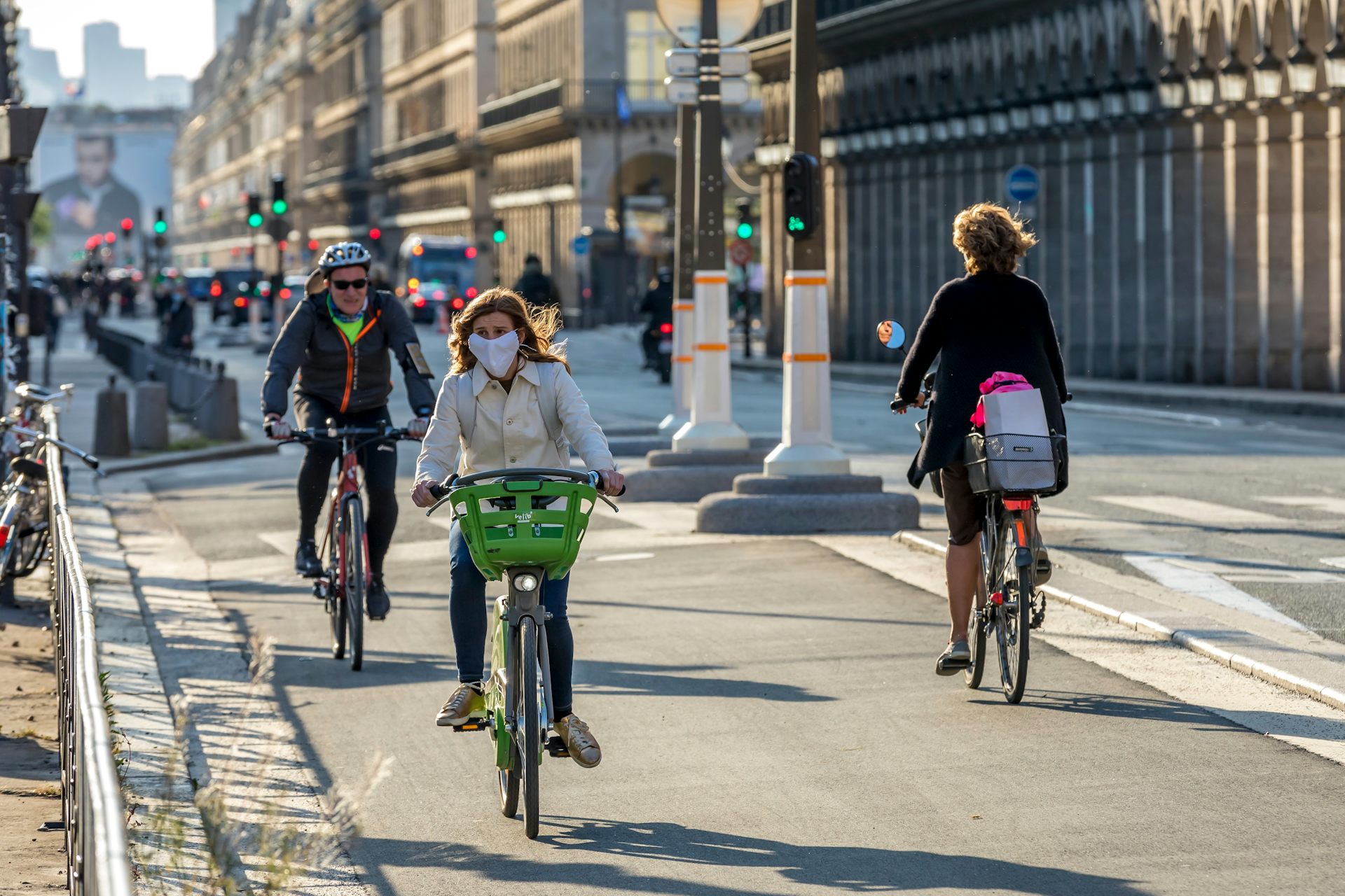 Une femme à vélo sur une piste cyclable à Paris, en mai 2020