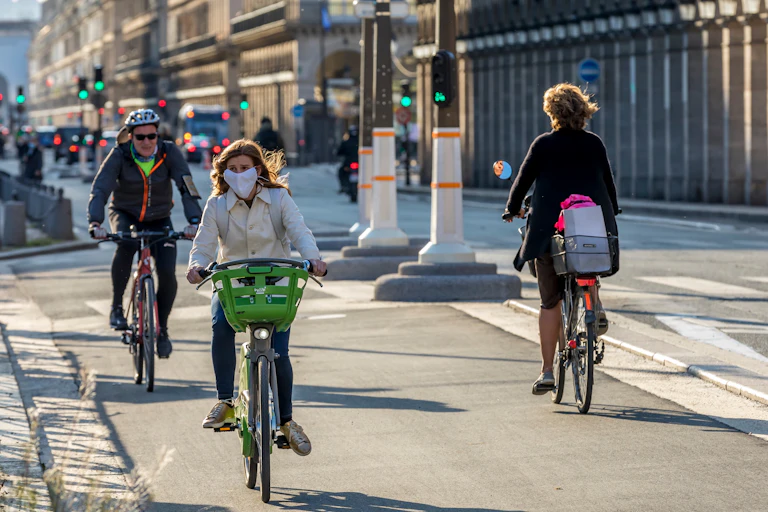 Une femme à vélo sur une piste cyclable à Paris, en mai 2020