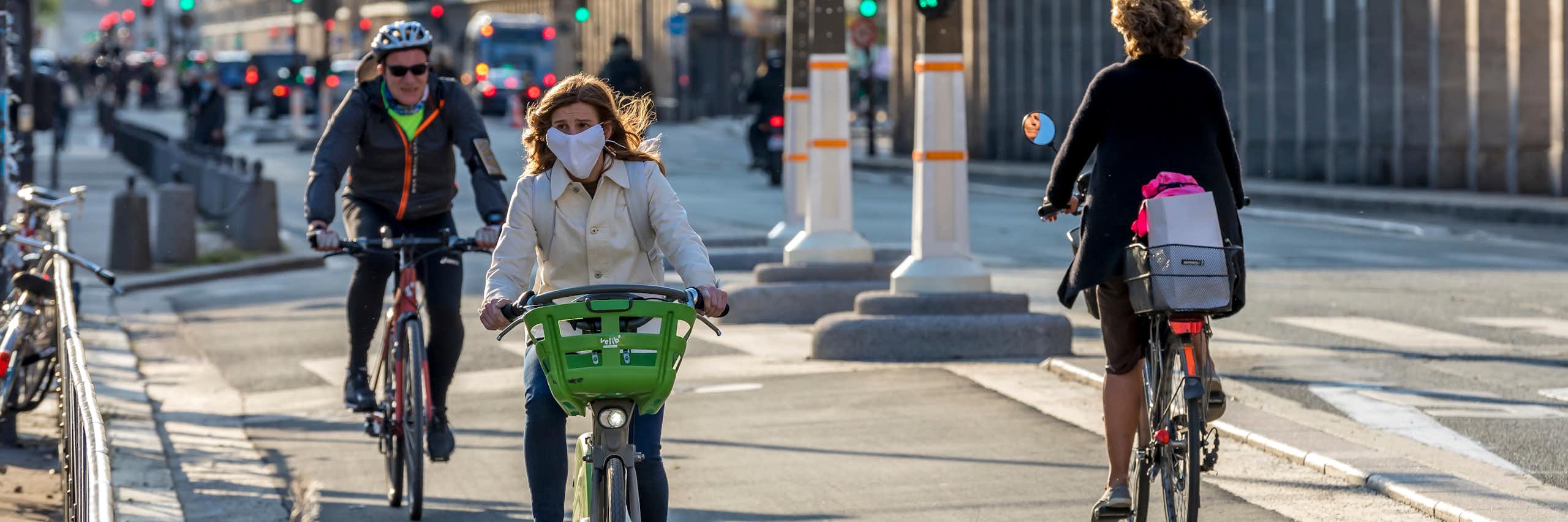Une femme à vélo sur une piste cyclable à Paris, en mai 2020