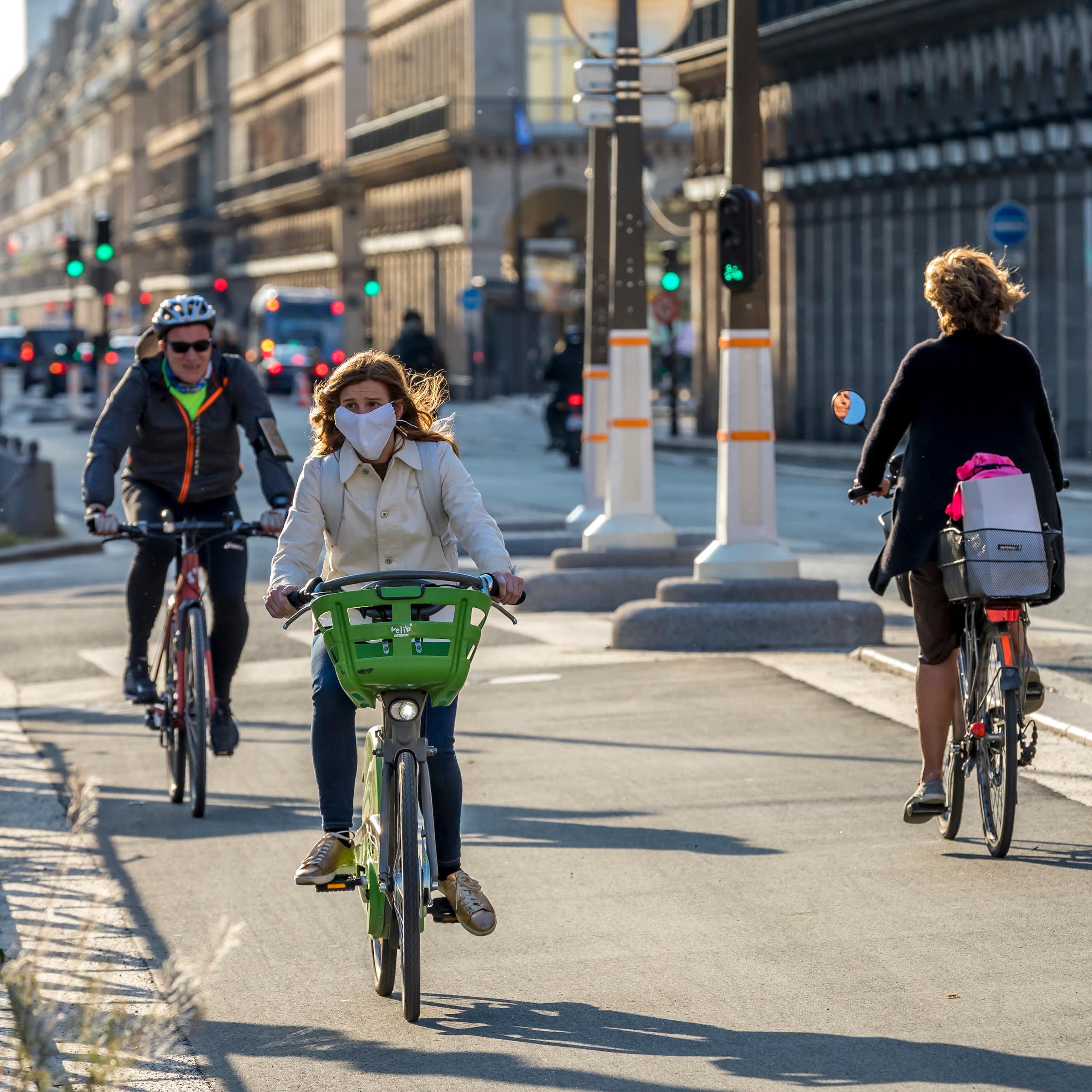 Une femme à vélo sur une piste cyclable à Paris, en mai 2020