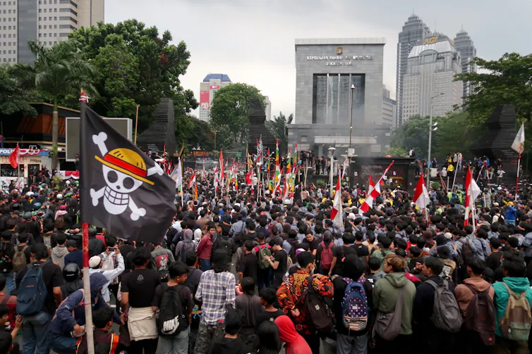 Prabowo sempat menuduh aksi masa yang menuntut #BubarkanDPR sebagai indikasi makar dan terorisme.