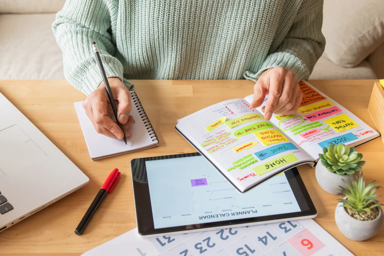 une femme remoplit un agenda