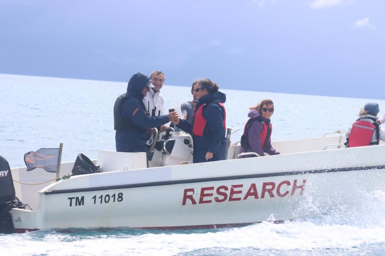 chercheurs sur un bateau