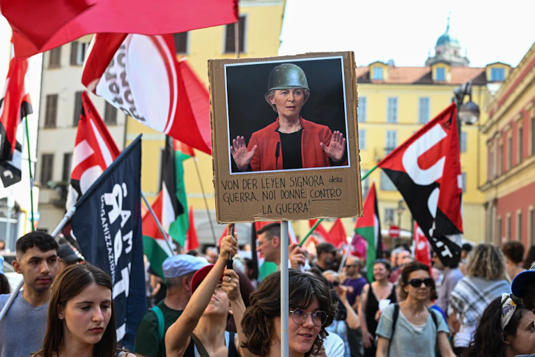 Pancarta con la imagen de Ursula von der Leyen con un casco
