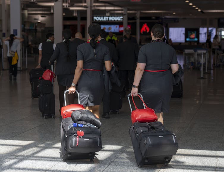 Dos volantes de los asistentes de vuelo a través del aeropuerto
