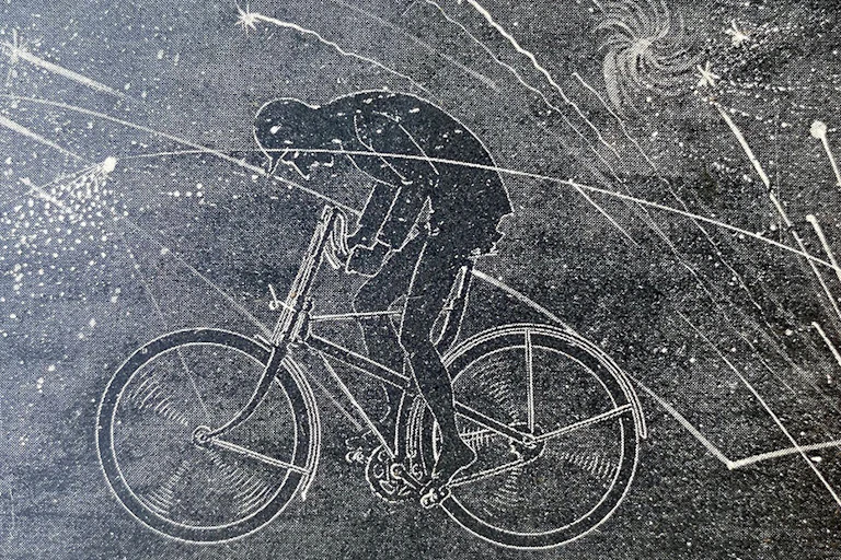 Ilustración en blanco y negro que muestra un hombre en bicicleta ante un fondo de estrellas fugaces