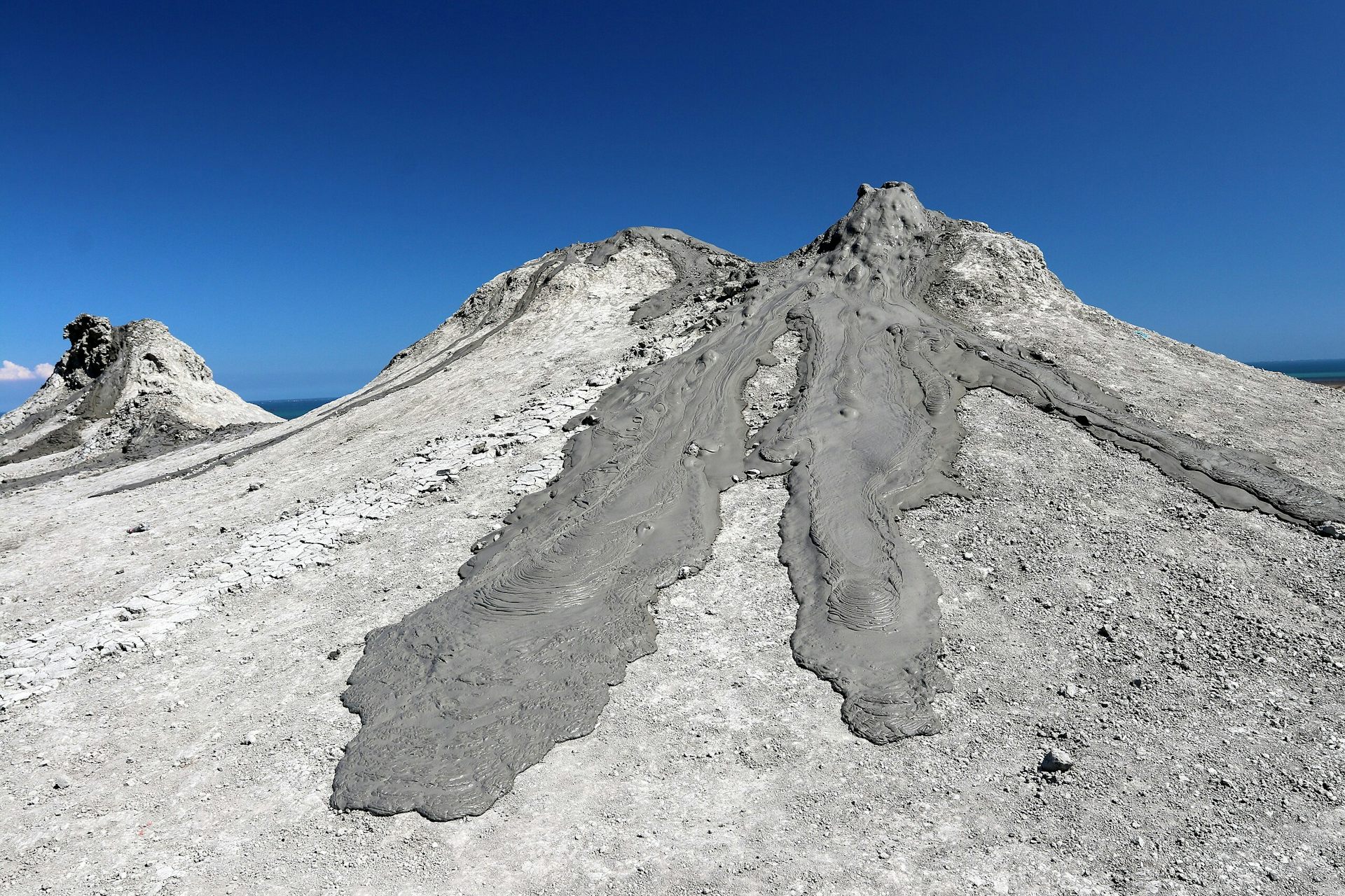 des coulées de boue sur un volcan de boue