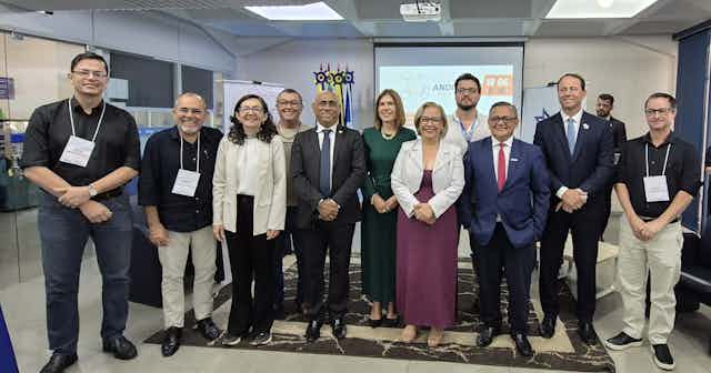 Foto mostra os reitores posando juntos durante o evento