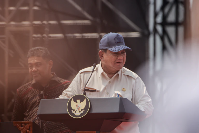 Presiden Prabowo menuduh aksi demonstrasi rakyat yang mengkritik DPR sebagai tindakan makar dan terorisme serta memerintahkan aparat untuk menindak tegas.