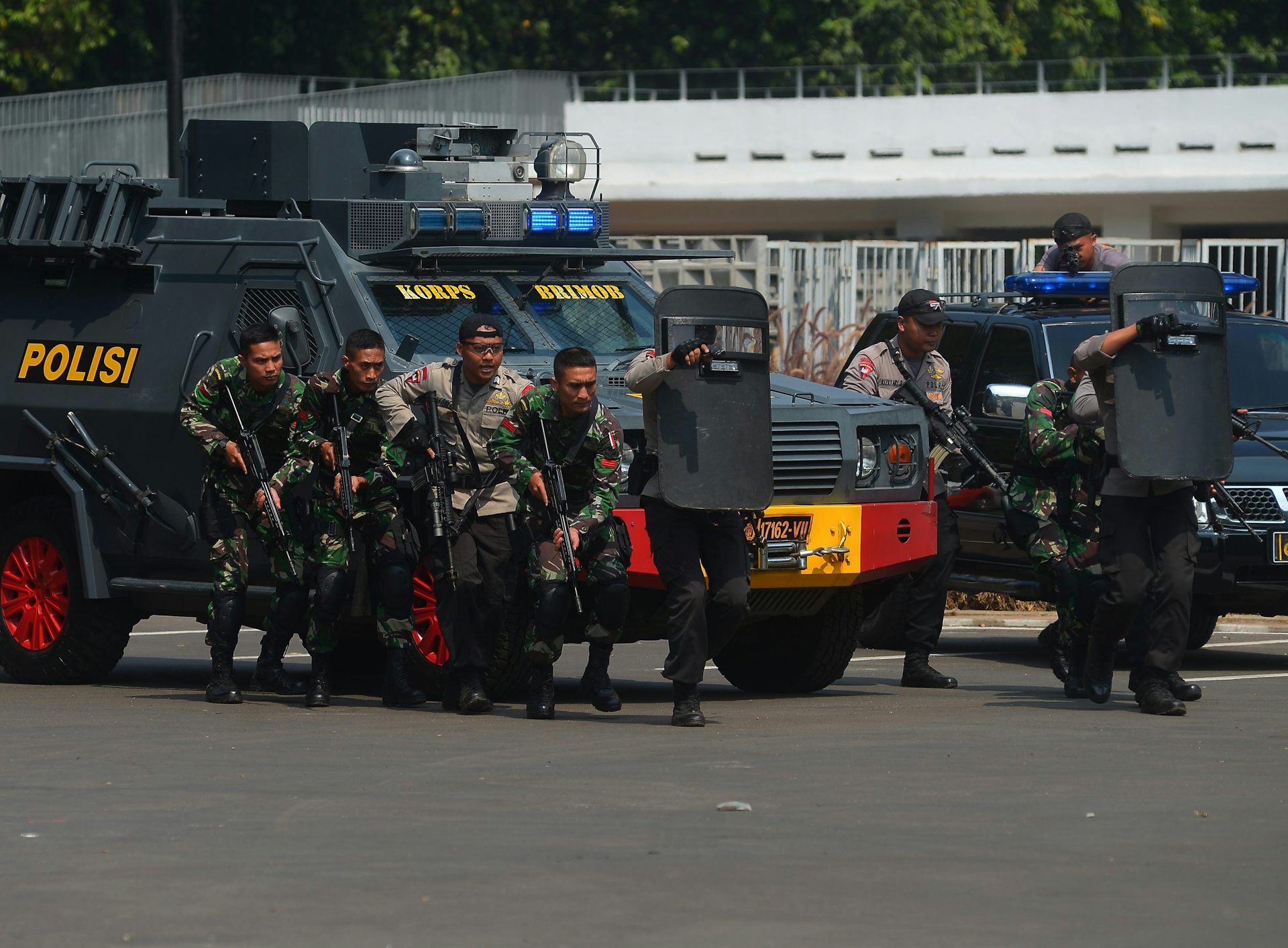 Prabowo memerintahkan untuk menindak tegas demonstran anarkis dan menuduh aksi demo #BubarkanDPR terindikasi makar dan terorisme.