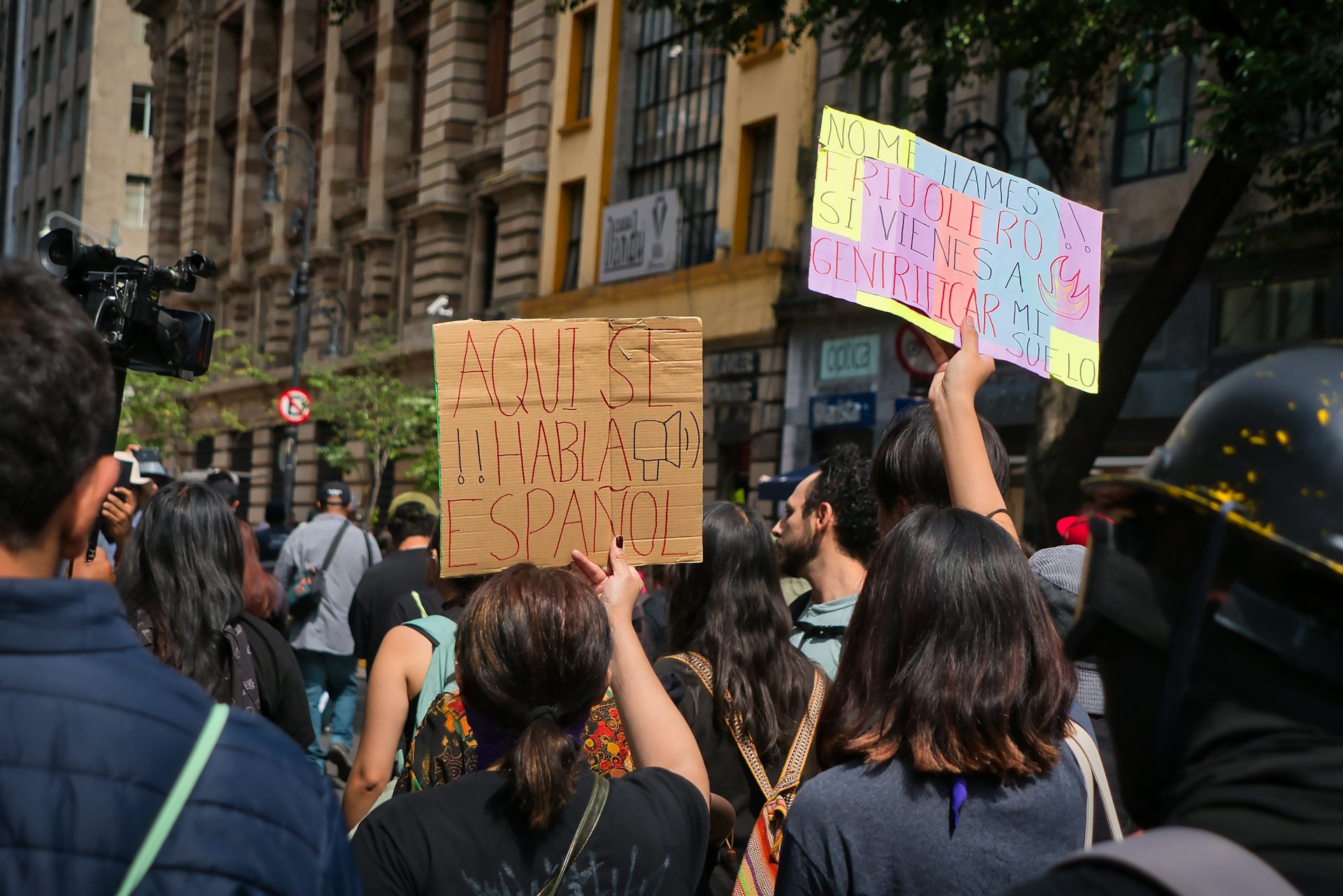 Gente sosteniendo pancartas en contra de la gentrificación