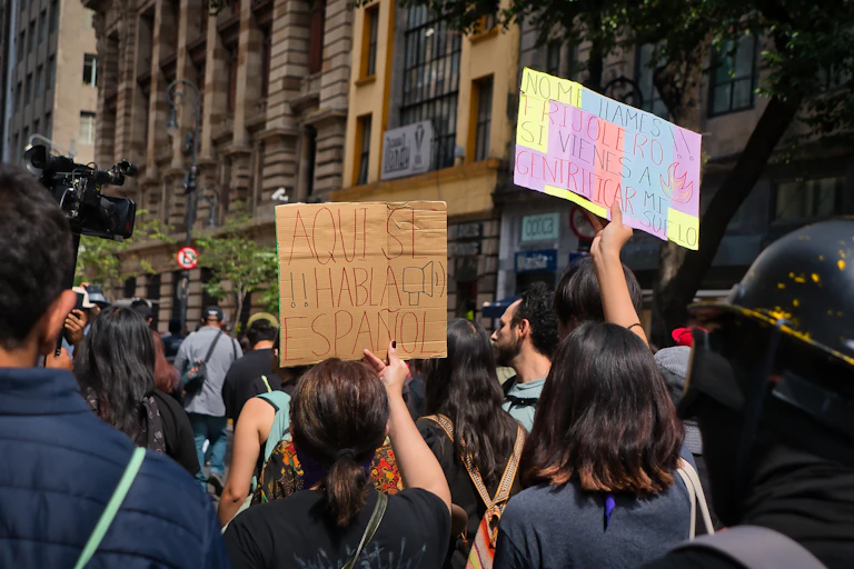 Gente sosteniendo pancartas en contra de la gentrificación