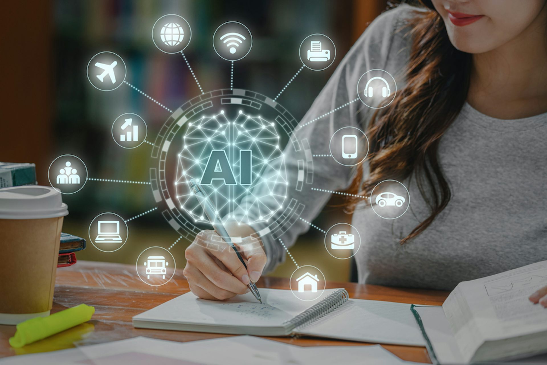 Une étudiante révise en utilisant de l'IA et en écrivant sur un cahier