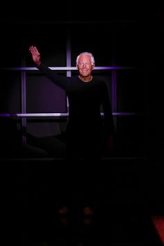 Revolución silenciosa Giorgio Armani 4 Hombre vestido de saludo negro.
