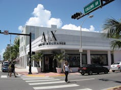 Una tienda blanca con una A gigante y una X gigante en su fachada.