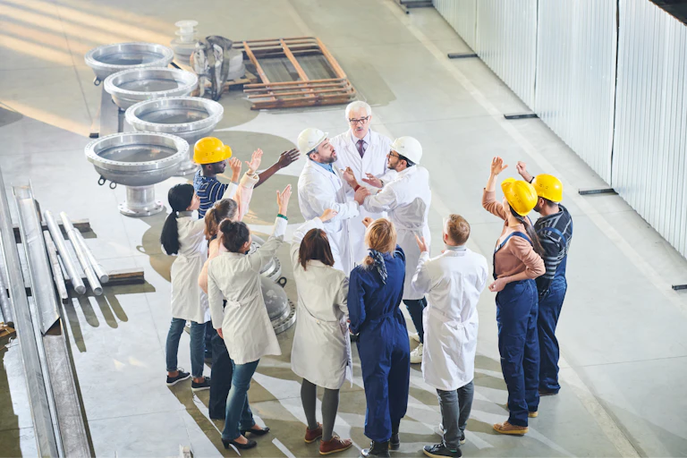 un vote de salariés dans un atelier d'usine