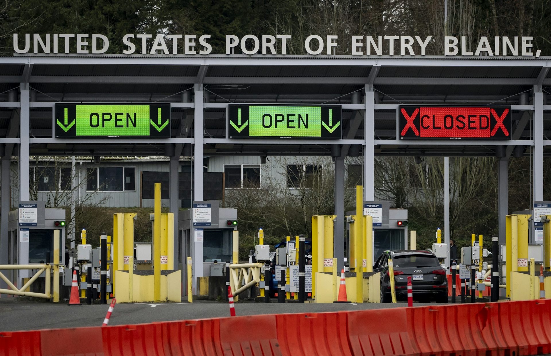 El auto está esperando la terminal en el cruce fronterizo en Canadá