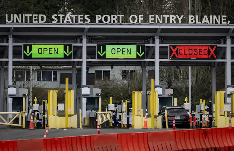 El auto está esperando la terminal en el cruce fronterizo en Canadá