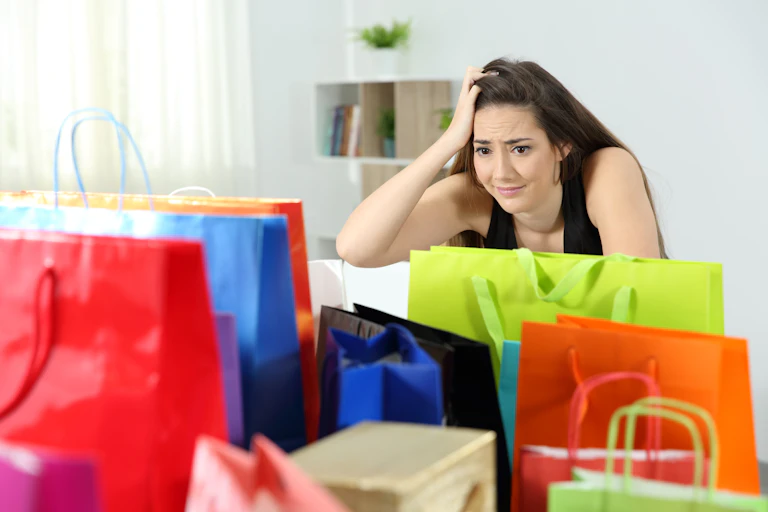 Femme devant des courses de shopping.