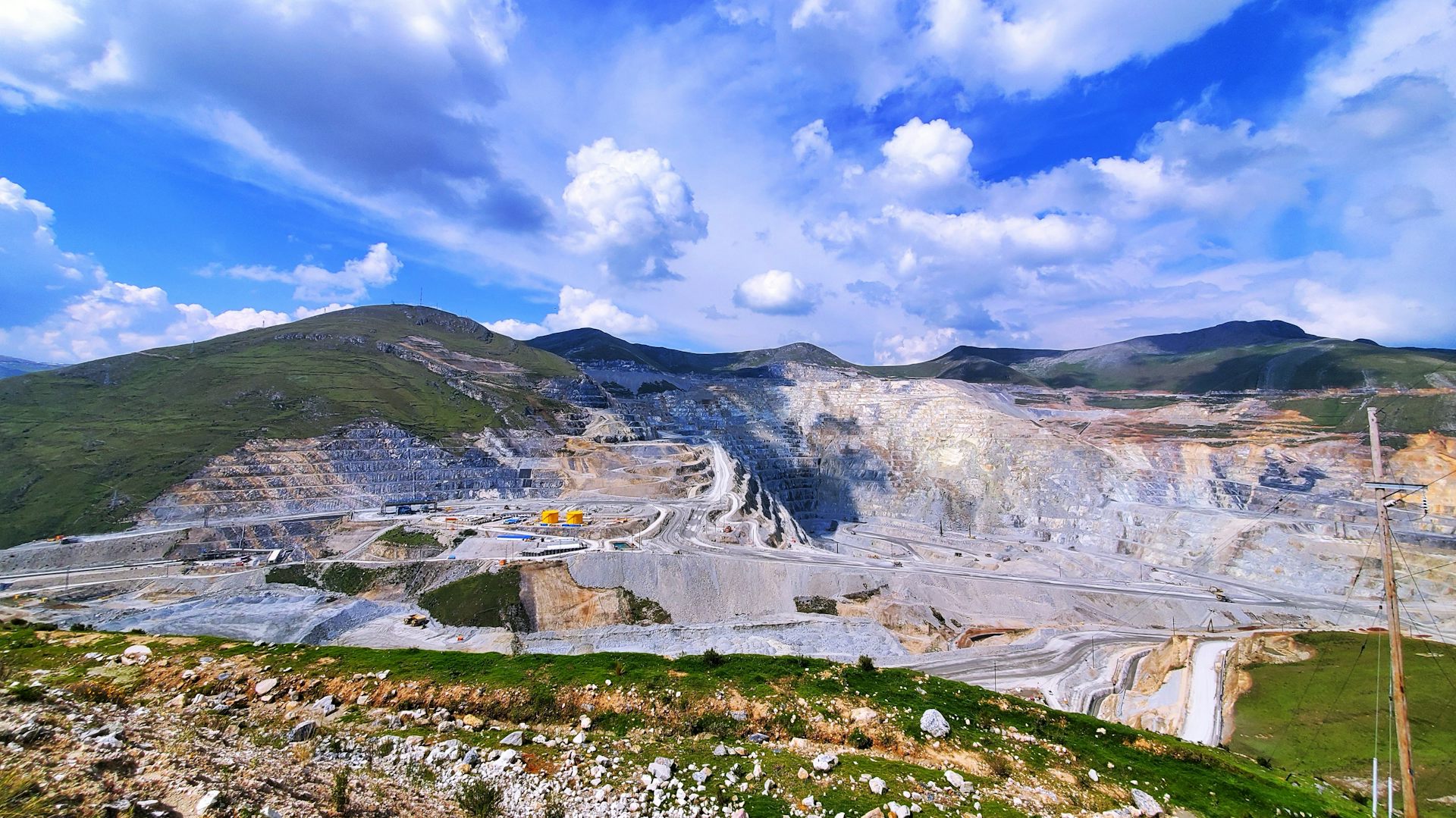 Una mina a cielo abierto en unas montañas