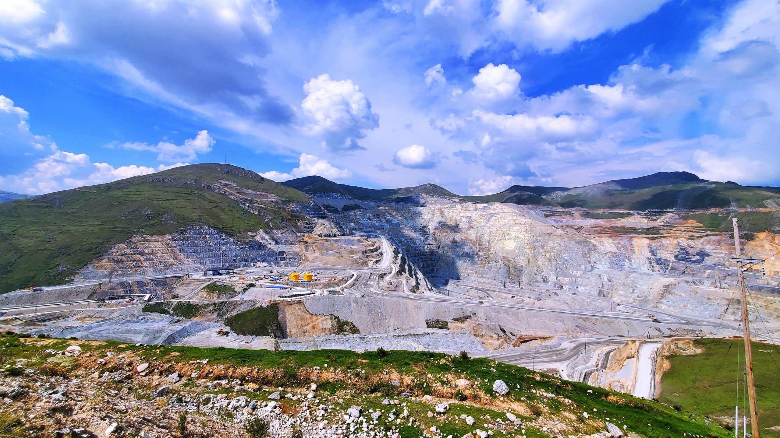 Una mina a cielo abierto en unas montañas