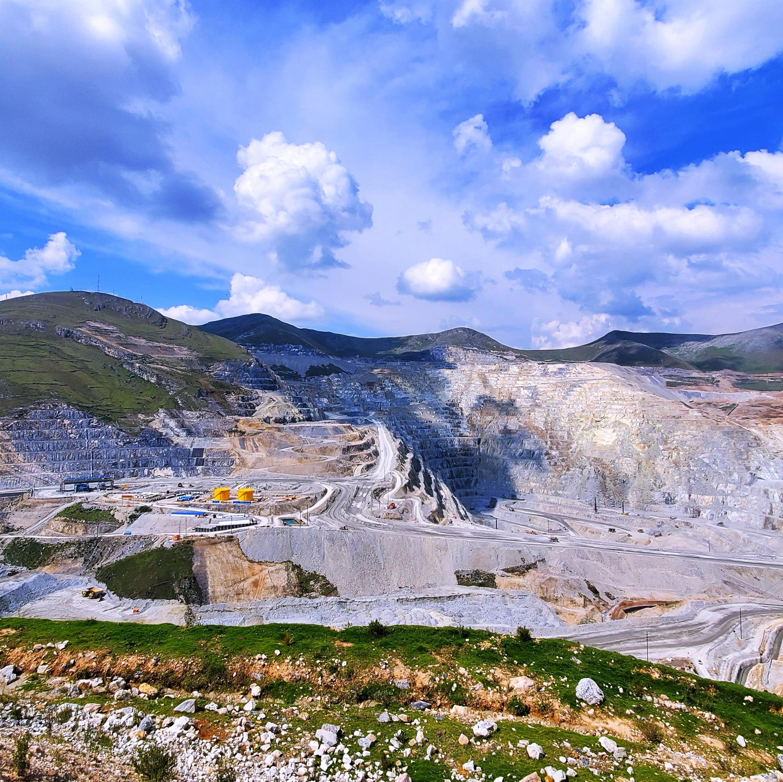 Una mina a cielo abierto en unas montañas