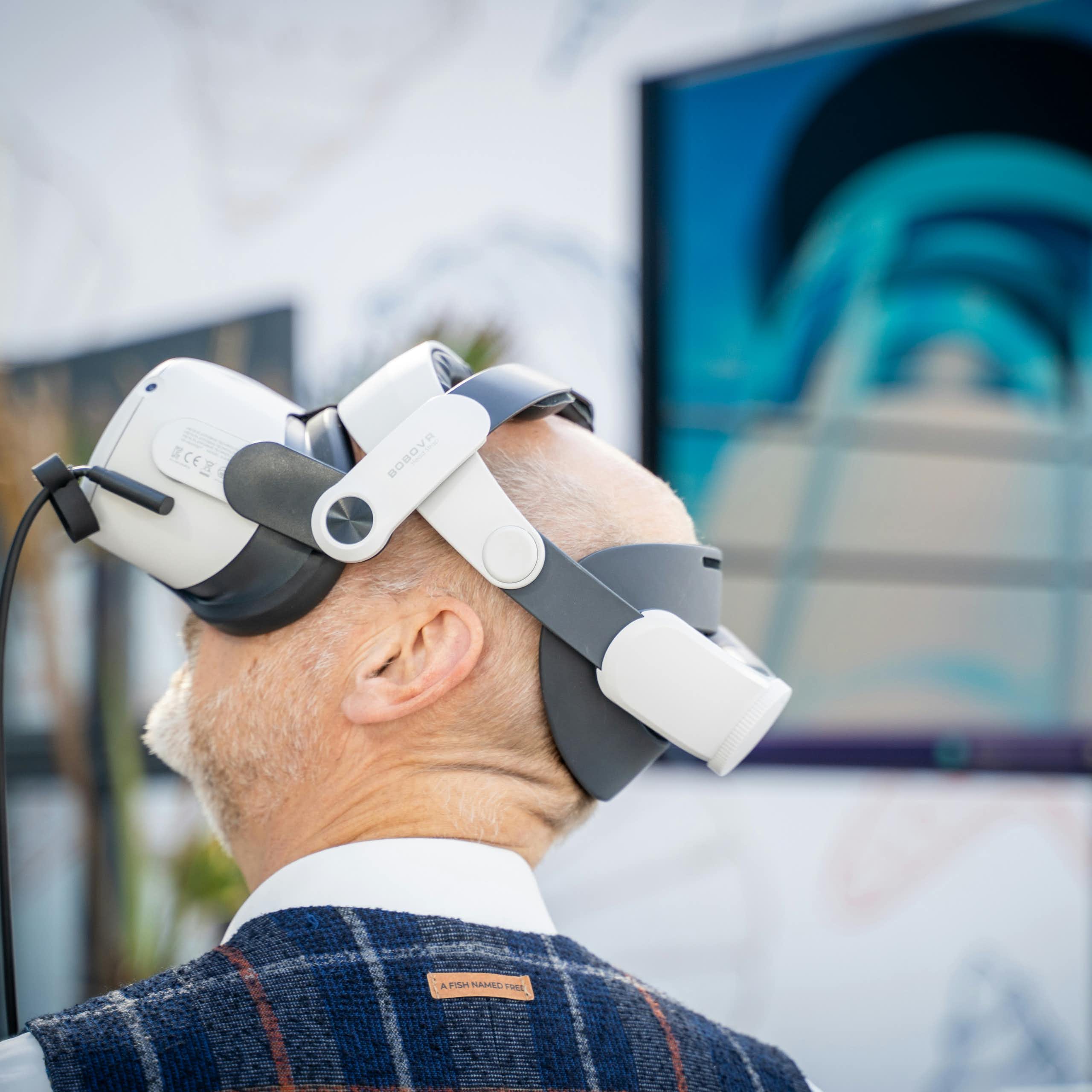 Un homme porte un casque de RV