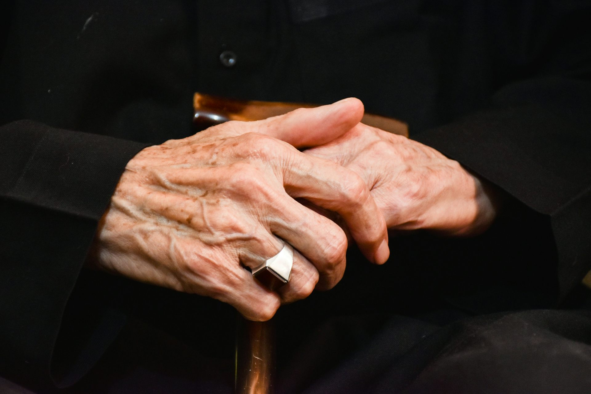 Des mains d’une personne âgée