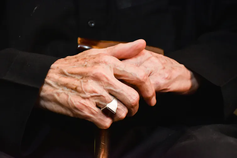 Des mains d’une personne âgée