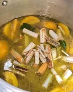 Bumbu kuning khas Dayak menggunakan penyedap alami berbahan daun teken parei.