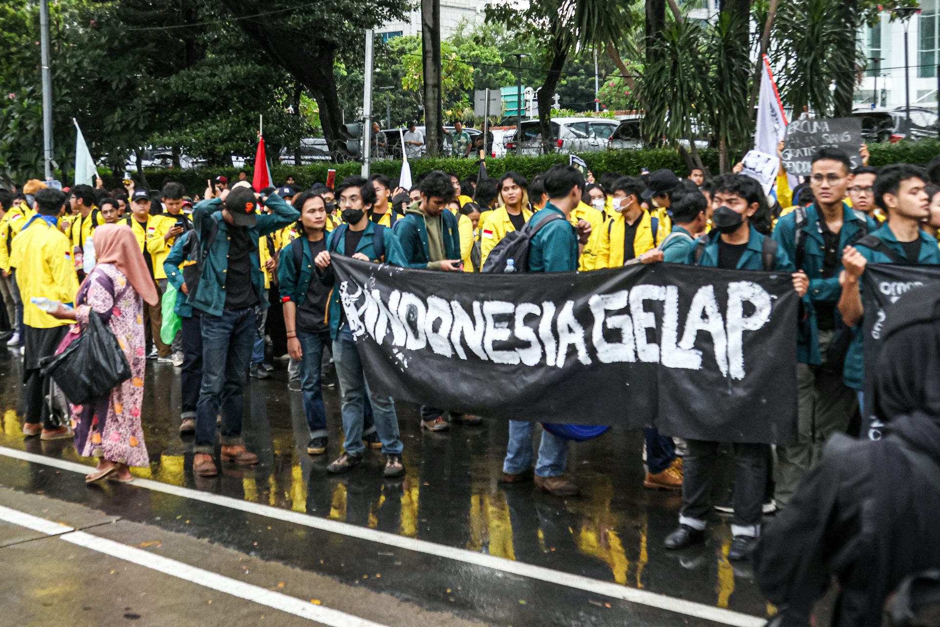 Slogan adalah cara menyampaikan pesan demonstrasi secara lebih ringkas dan mudah