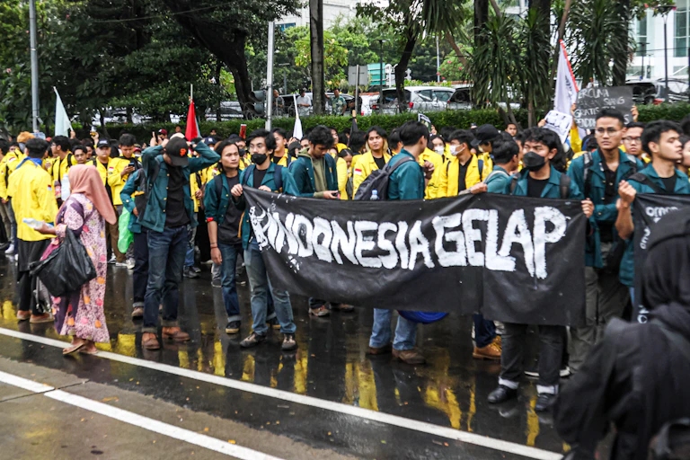 Slogan adalah cara menyampaikan pesan demonstrasi secara lebih ringkas dan mudah